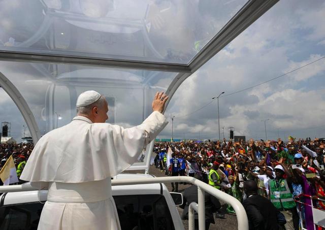 Lev XIV. papamobil mavanie pozdrav